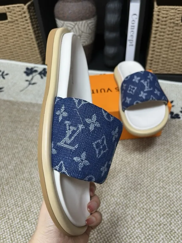 P320💰[New model] Long-term availability, 2025 new model, couple model [LOUlS VUlTTON] comes with drawer box, bag, card, invoice "Louis Vuitton ~ unique modern sandals. 》LV counter purchasing 🏃Men's and women's casual slippers, sold at the same time at the counter, the original old flower material upper is soft and comfortable, (refuses to discolor and rub the feet) sole: original factory special combination original sole, code number: 35--46 4 multiple colors 🉑️ to choose from